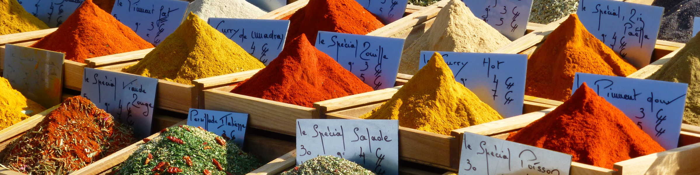 Gewürzmarkt-in-Saintes-Marie-de-la-mer-Camargue-Frankreich